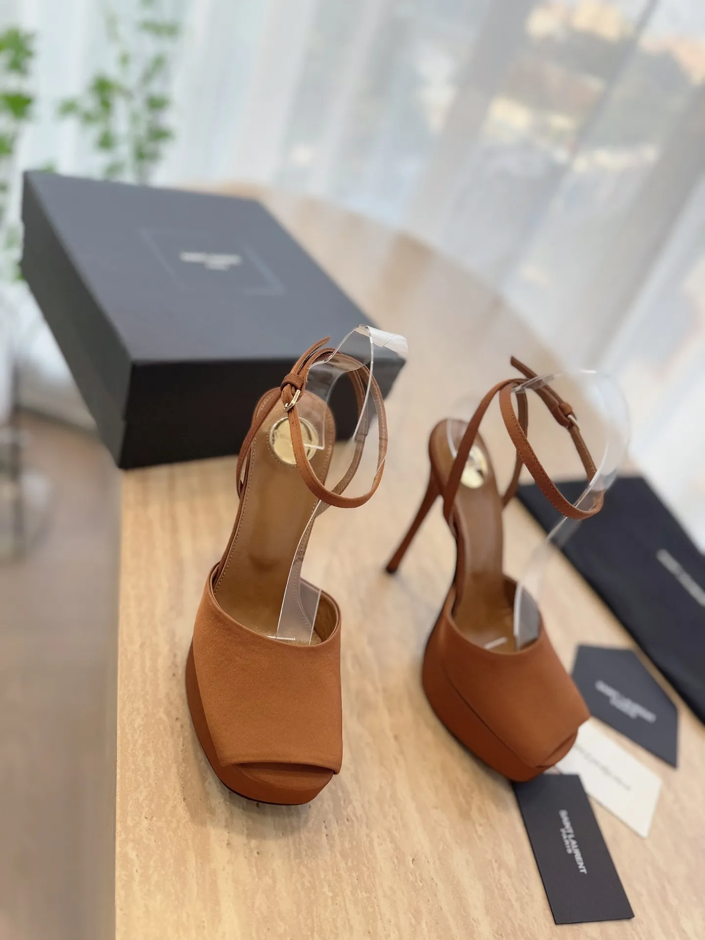 👟👟Ex-factory price 620👟👟 "SAINT LAUREN*" Saint Laurent ysl 25/spring and summer new catwalk high heels·new shoe style with 3 cm water platform. Only YSL understands women's hearts best and does not accept refutation. It is a super invincible feminine artifact and a must-have for women (z-product full-body customization, own molded toe hardware, perfect consistency). Compare the differences between pictures and goods on the market. ✔Upper: Customized imported silk, patent leather ✔Inner lining: imported sheepskin ✔Sole: imported genuine leather outsole ✔Heel height: 14cm ✔Number of yards: 35-39 (40.41.42 can be customized and non-returnable) (Full set of packaging)
